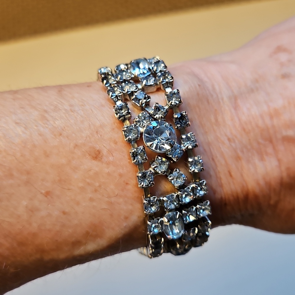 Vintage KRAMER Rhinestone Bracelet with Hidden Box Clasp Round & Oval Stones - Picture 9 of 11